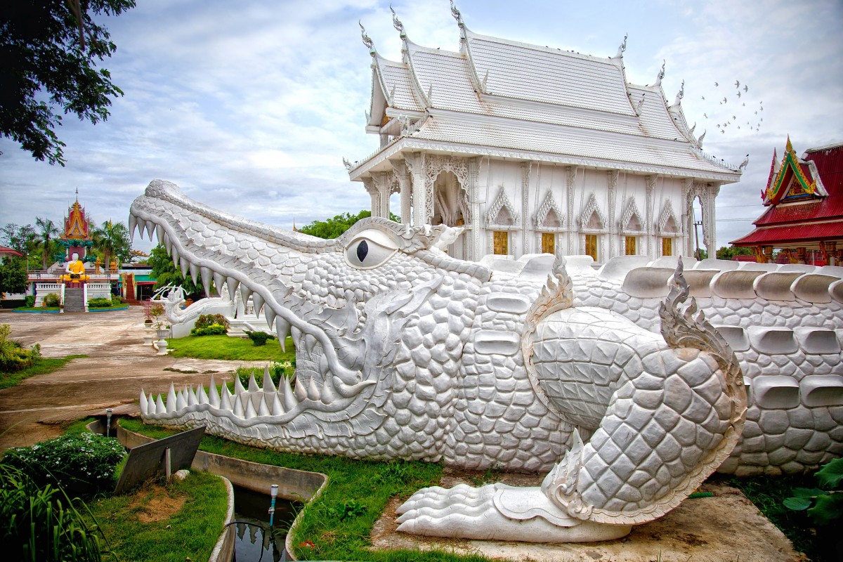 Huge crocodile statue in Bueng Si Fai, near the white temple, Phichit