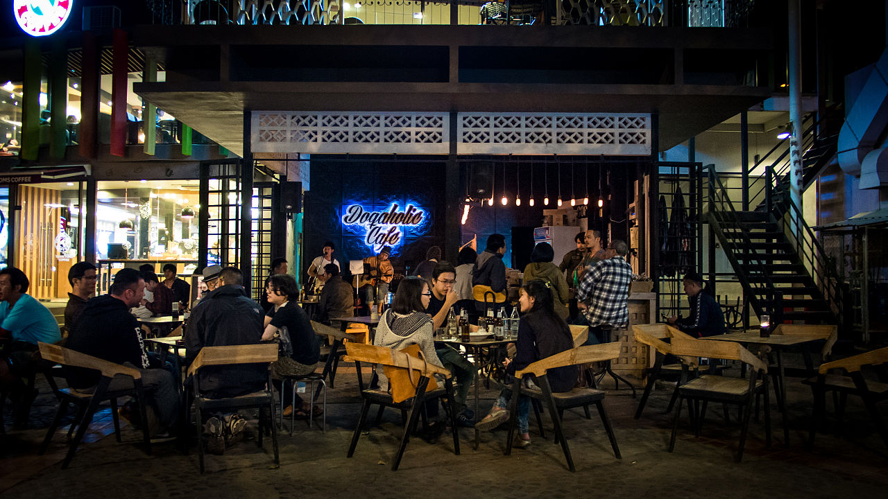 Doqaholic Cafe, a bar in Chiang Mai with live music