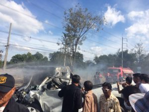 Chonburi minivan - pickup crash