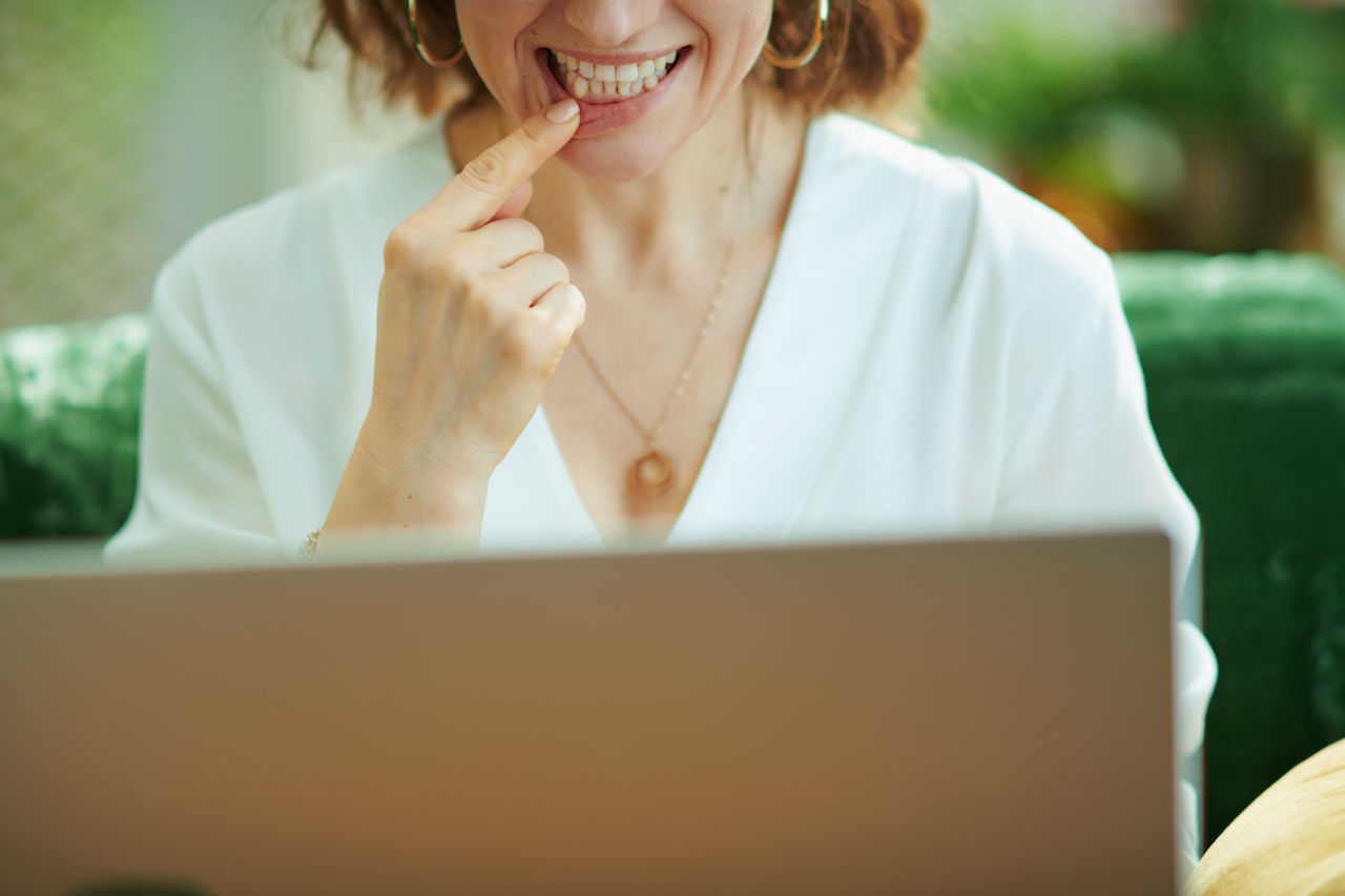 Woman in white blouse speaking with dentist