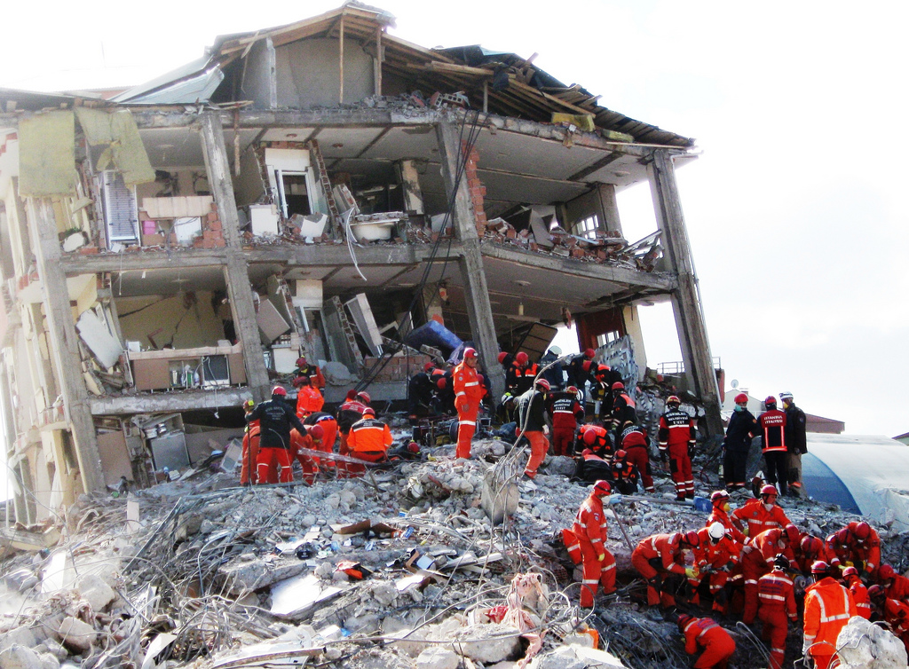 Emergency response of the Turkish authorities during a earthquake in Turkey