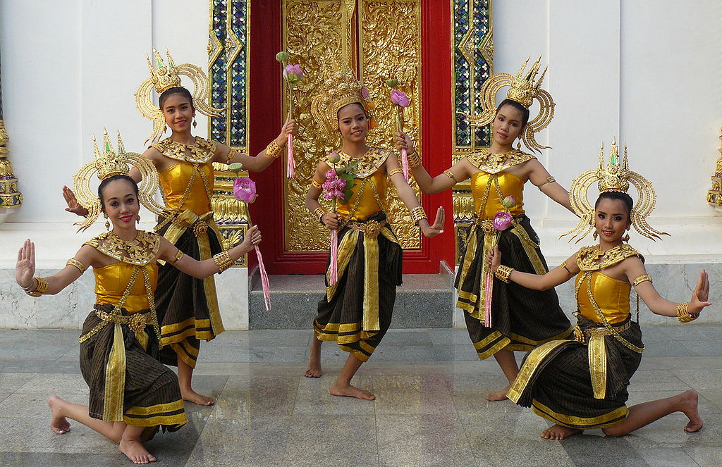 Thai girls dancing at Wat Phra Thaen Sila