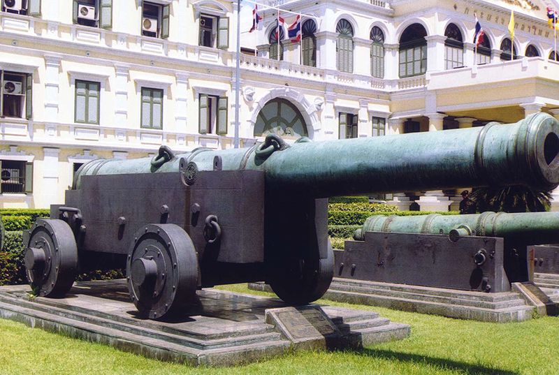 Cannon at Bangkok Ministry of Defence