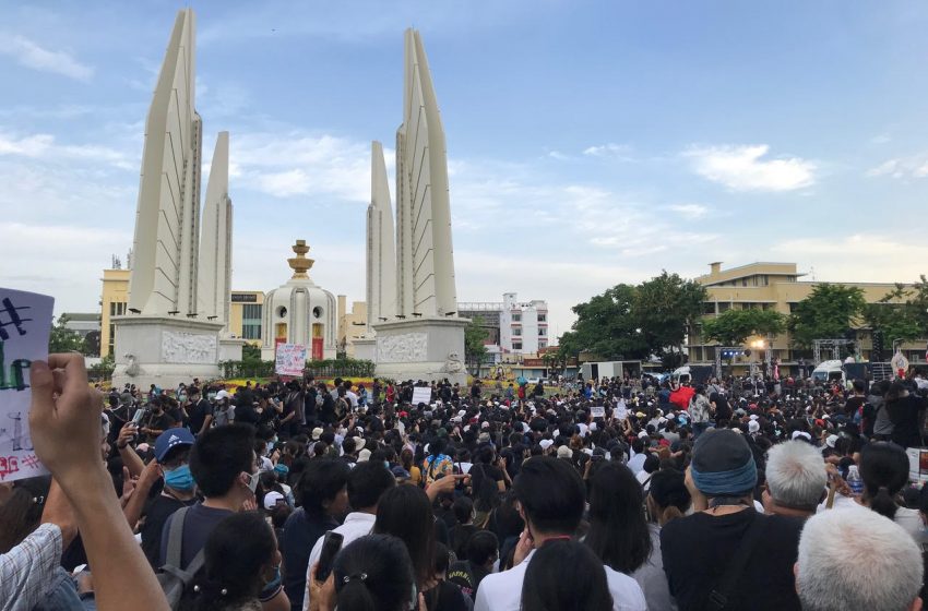 Protest in front of Democracy Monument to demand Prayut’s removal