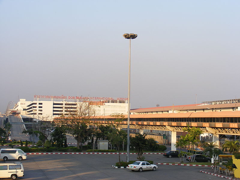 Skyway connecting the international terminal with the domestic terminal at Don Mueang Airport