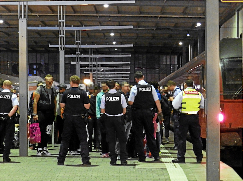 German Police (Polizei) intercept refugees at Munich Central Station