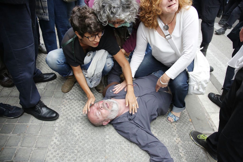 A man fainted in the Nostra Llar de Sabadell school. There have been charges of the Spanish National Police