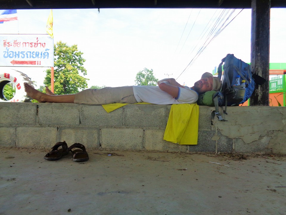 Meigo Mark travelling around the world by walking, resting in Thailand