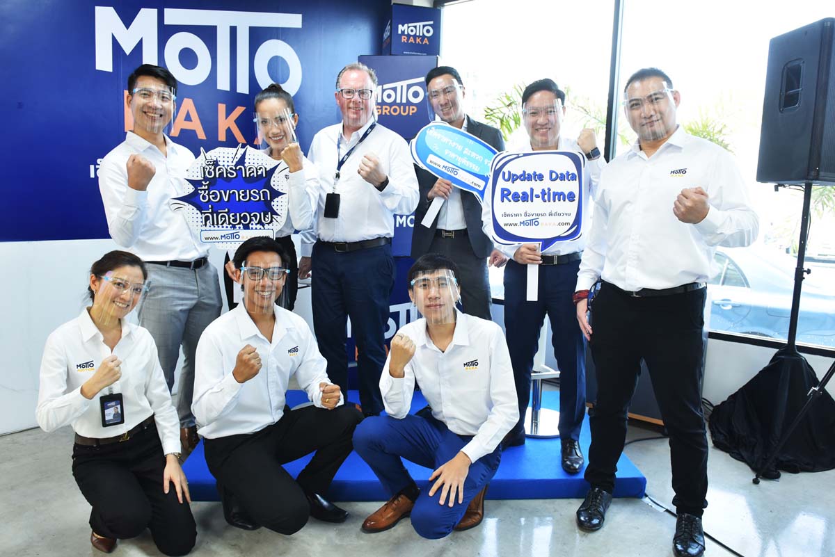 Photo shows: Mr. Simon Moran (3rd from left back row), CEO of Motto Group, together with his management team in introducing the first AI-driven data website in Thailand, Mottoraka.com, for both new and second hand vehicle market in new normal era.