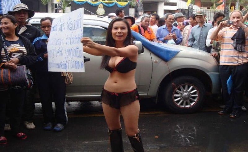 Korat woman Patcharida Keeratinoppadol protests in front the Government House in Bangkok