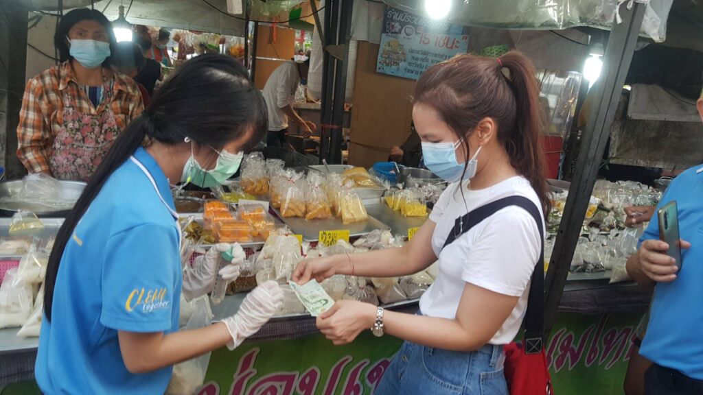 Performing test on bank notes on the market with the RT LAMP COVID-19 test kit