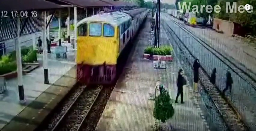 Man survives a suicide attempt after jumping under a train in Phetchaburi