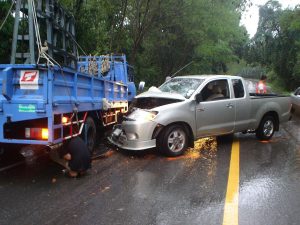 Toyota Hilux Vigo and truck crash