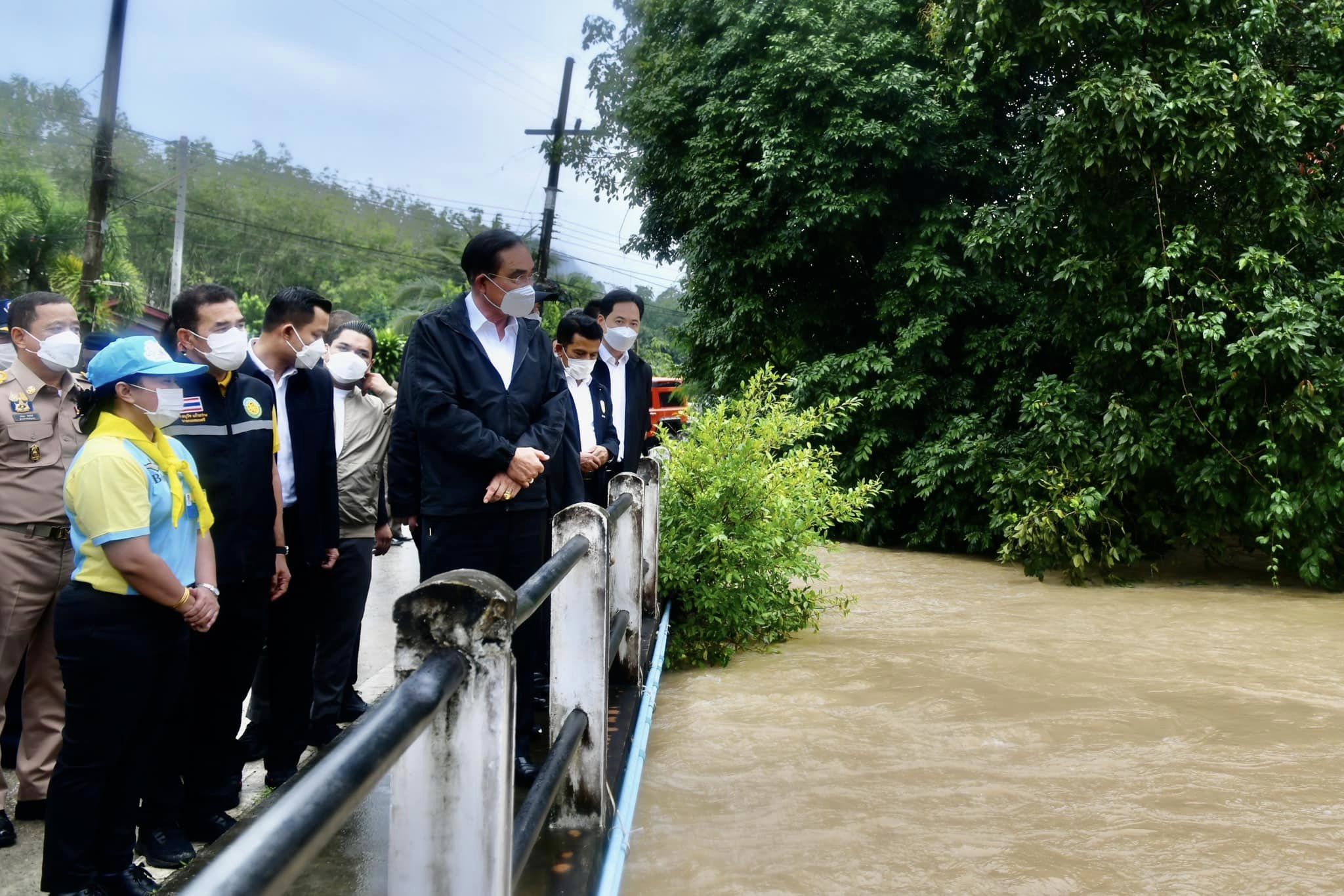 Prime Minister Prayut Chan-o-cha went to the southern province of Songkhla to inspect water management and visit flood victims
