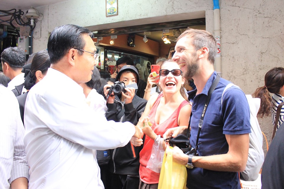 PM Prayut Chan-o-cha talking with foreign tourists