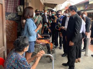 Prayut visits Sukhothai to inspect flood situation