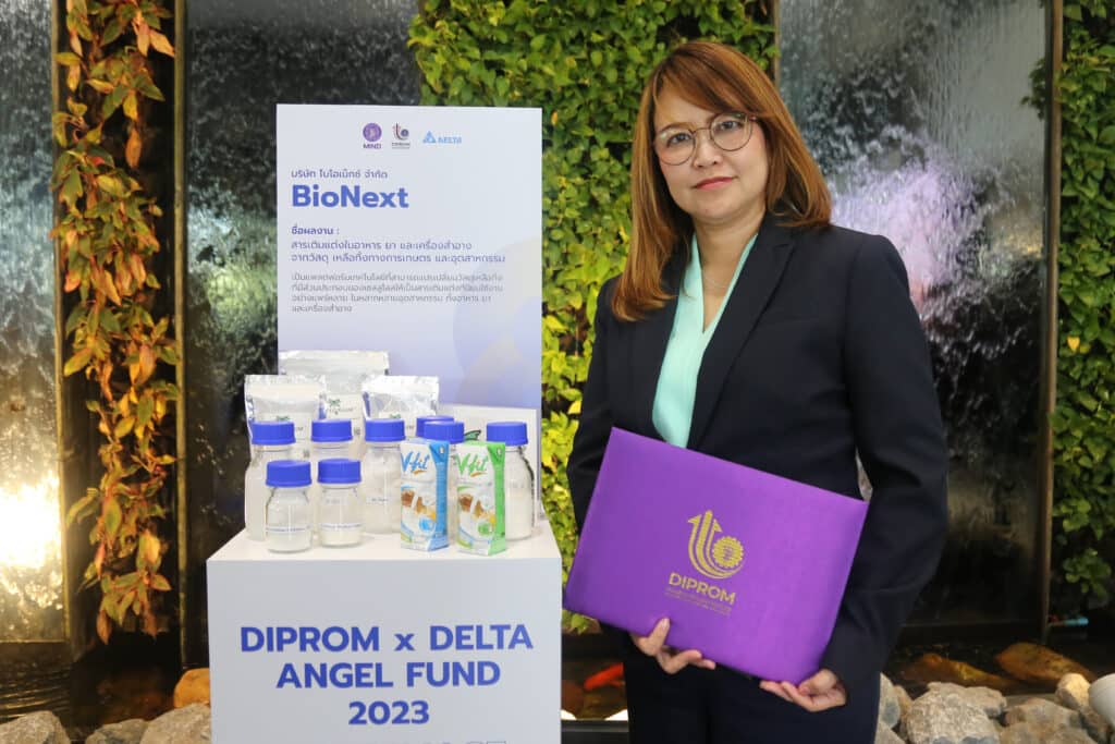 Prof. Dr. Hathaikarn and the awarded “Cello-gum” products.