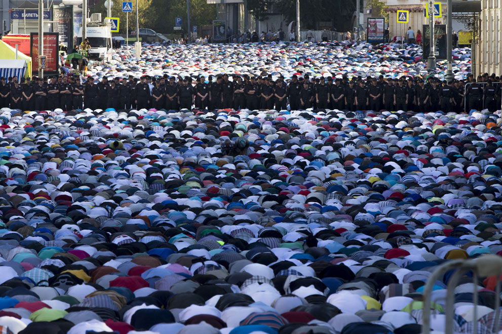 Thousands of Muslims praying in the streets of Moscow under police surveillance