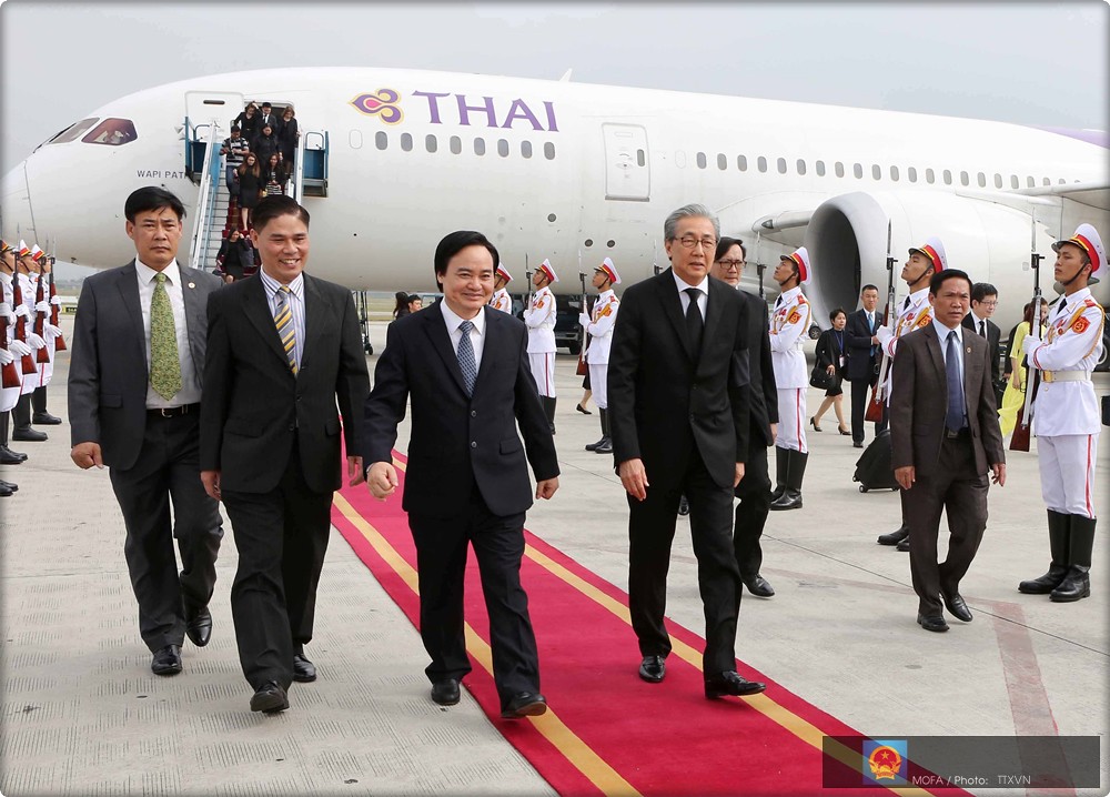 Thai DPM Somkid Jatusripitak arriving at NoiBai International Airport in 2016