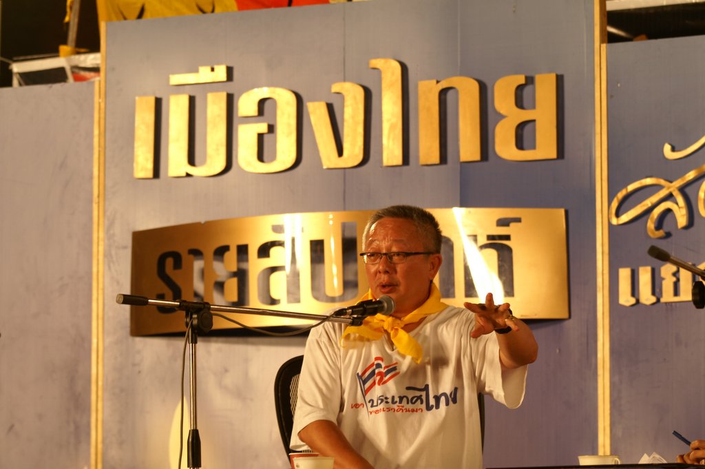 Sondhi Limthongkul during recording of Muangthai Rai Sapda show