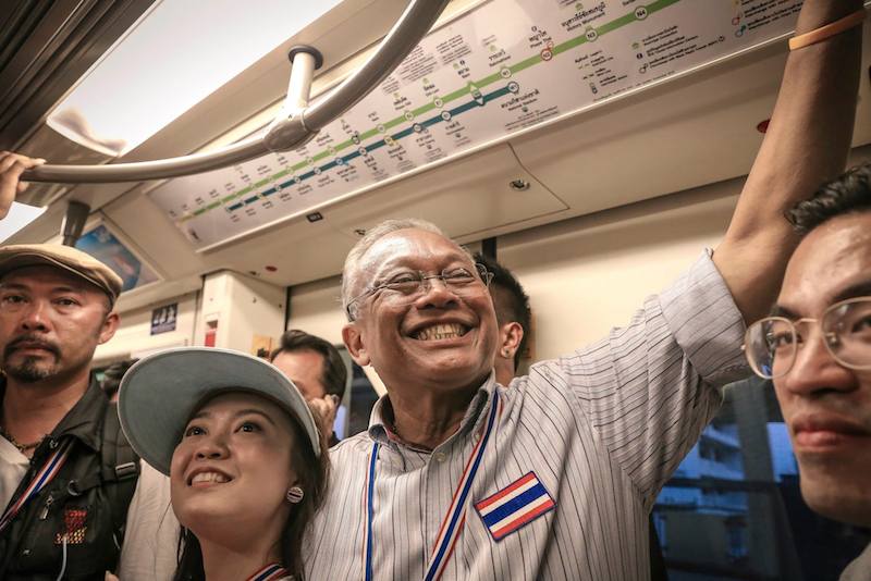 Suthep posing with a young girl during the Bangkok protests
