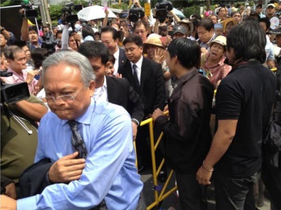 Suthep Thaugsuban leaving the protest site during Bangkok Shutdown