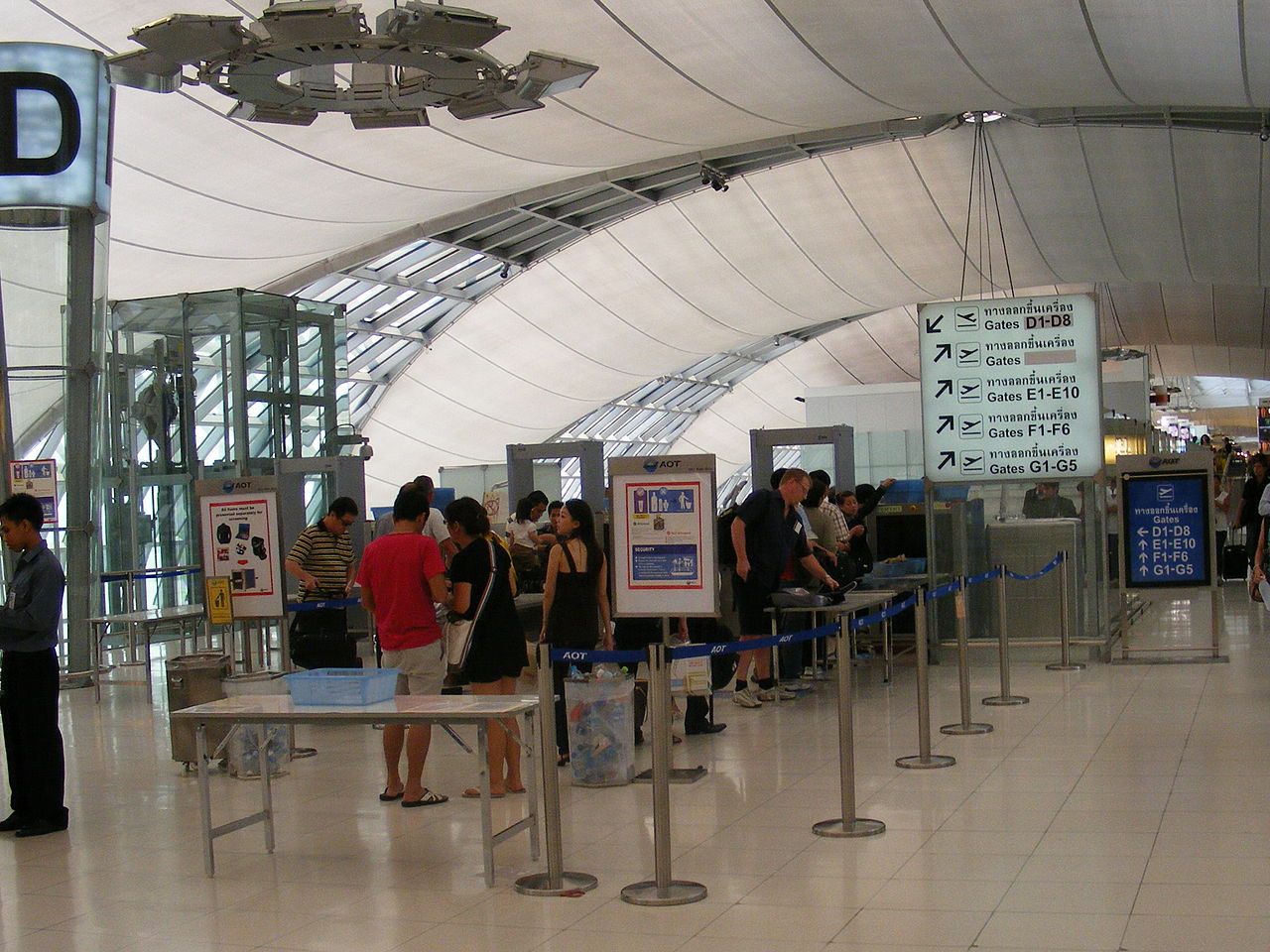 Suvarnabhumi International Airport in Bangkok, concourse building, section D, baggage screening prior to boarding