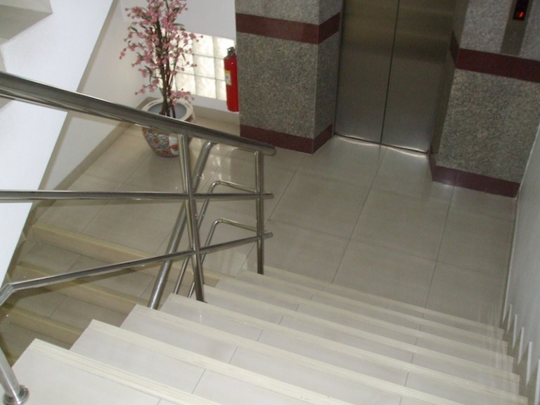 Elevator between 2 story floors.