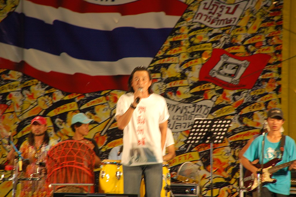 Sarunyoo Wongkrachang singing on stage of People's Alliance for Democracy (PAD) in 2008