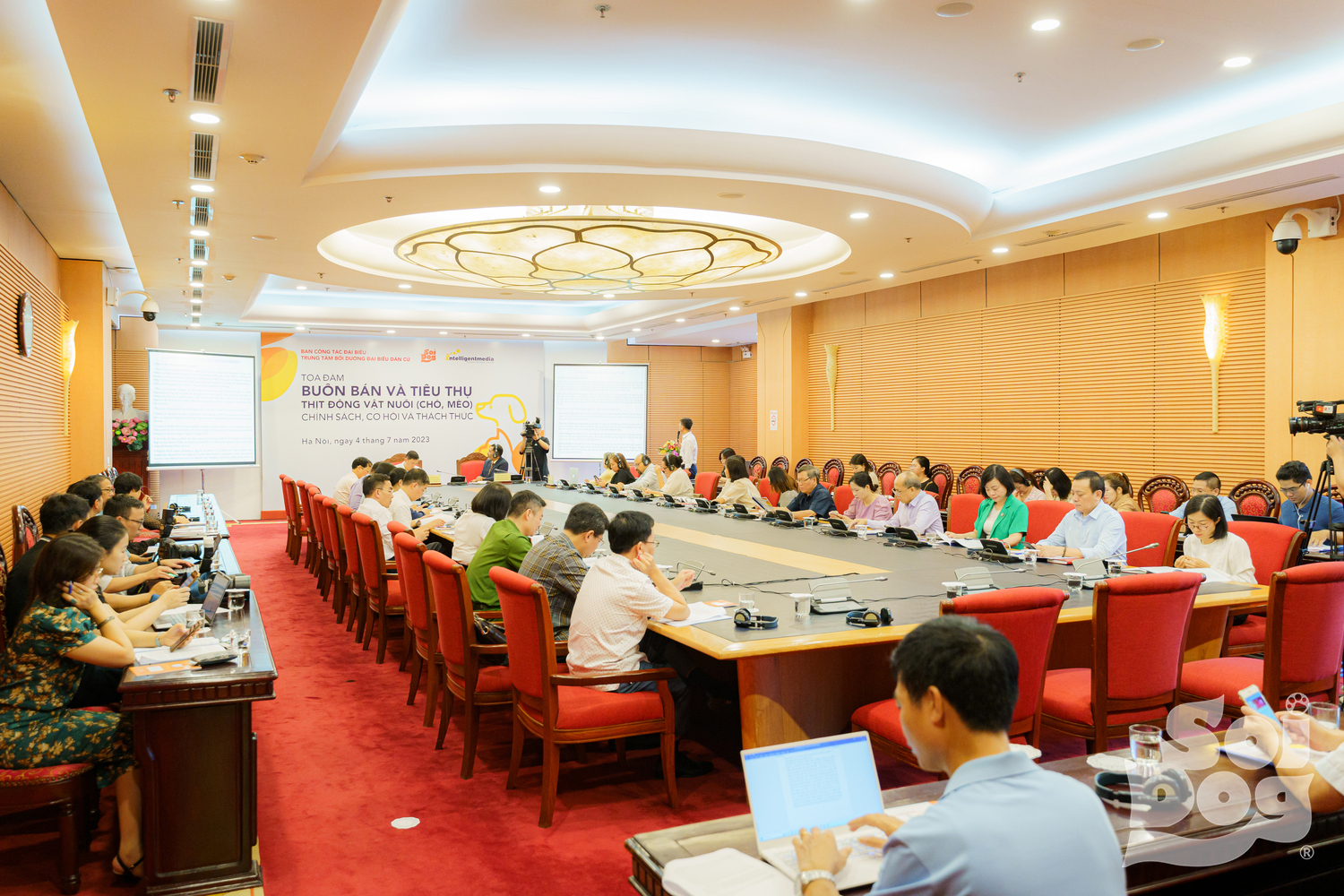 The roundtable discussion at Vietnamese National Assembly.