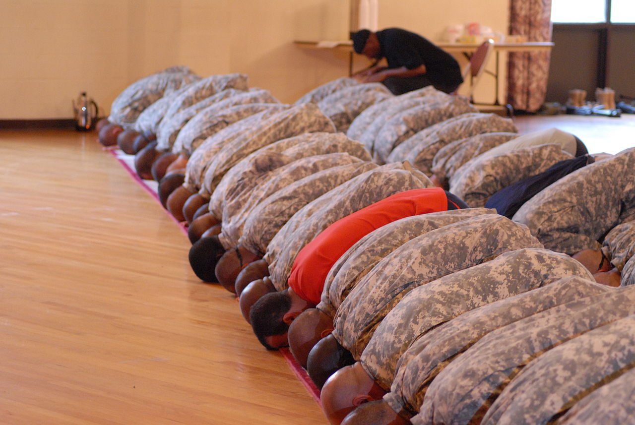 US Army Muslim Soldiers bow down in prayer