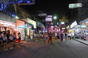 Police investigate finding of seriously injured foreigner near Walking Street in Pattaya