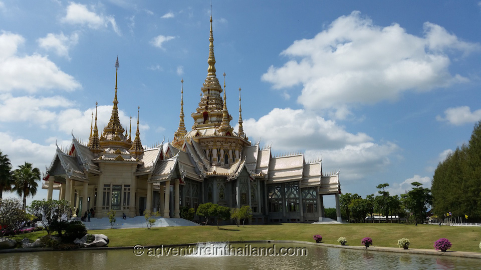 Wat Luang Phor Toh, is a modern and very popular Buddhist temple in Sikhio town, Nakhon Ratchasima (Korat), sponsored by the actor Sorapong Chatree