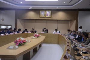 Yingluck Shinawatra Cabinet meeting
