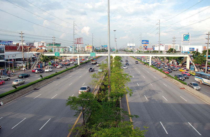 Pedestrian bridge in front of Central Plaza Rama II.