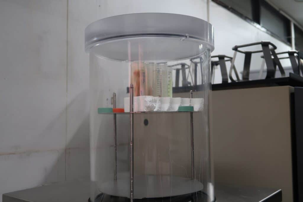 Quantitative determination of the target substance through the use of a high-pressure pump.