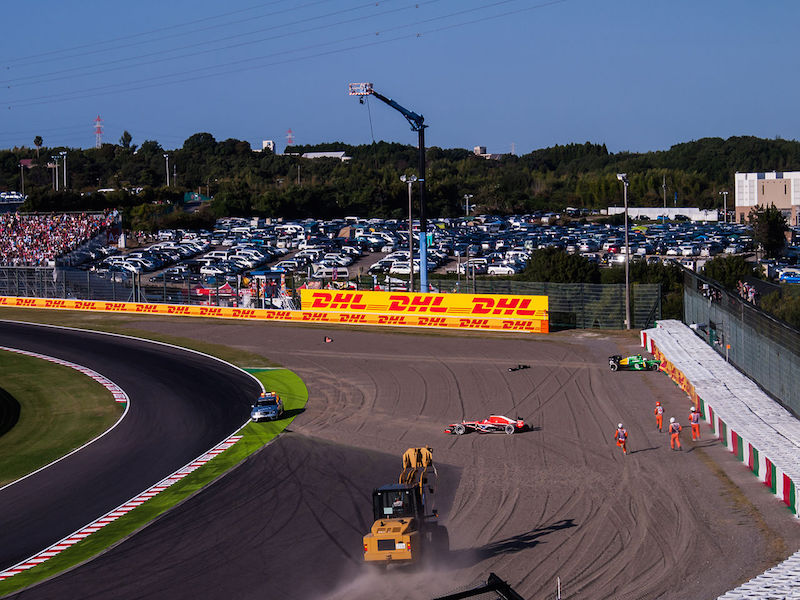 Accident Jules Bianchi and Giedo Van der Garde in the first round of the Grand Prix of Japan in 2013. Photo by Norimasa Hayashida.