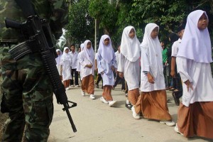 Soldiers protecting Muslim school childre