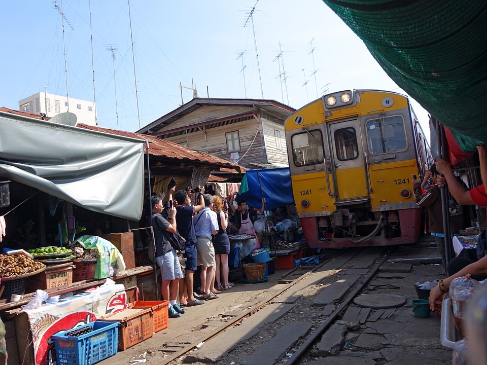 Maeklong railway market