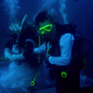 Underwater wedding, couple